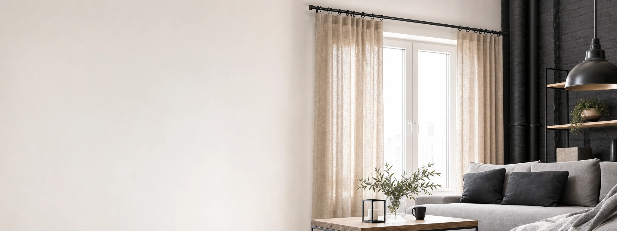 Czarny karnisz metalowy z lnianymi zasłonami w salonie w stylu loft